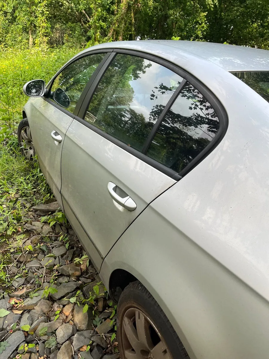 Volkswagen Passat 2009 - Image 4