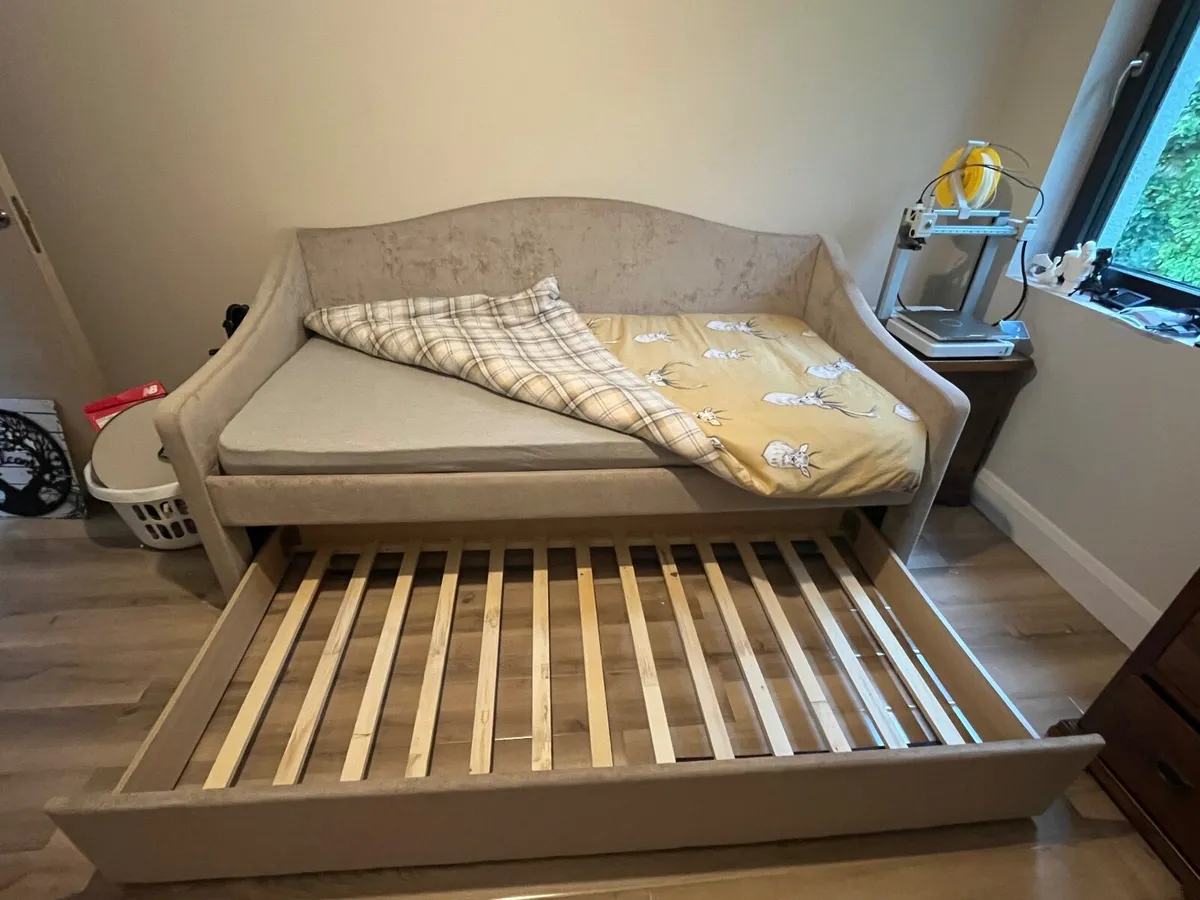 Day bed - Image 1