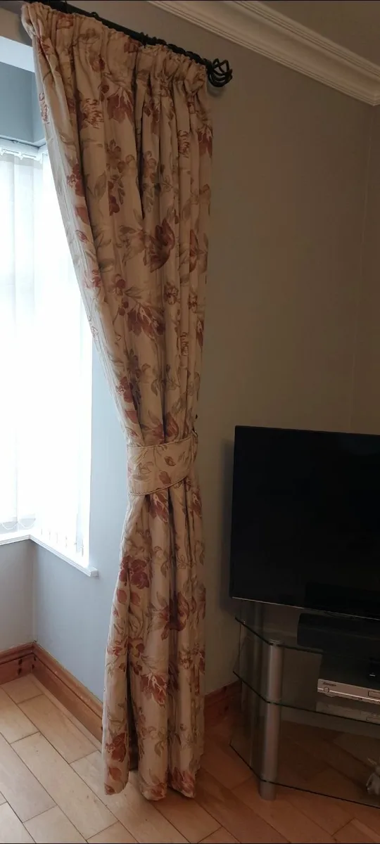 Curtains  & rug - Image 2