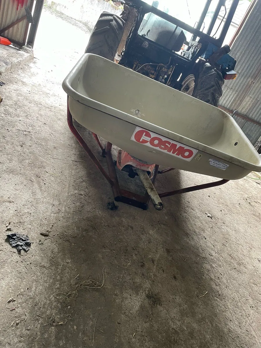 Cosmo fertiliser spreader - Image 1