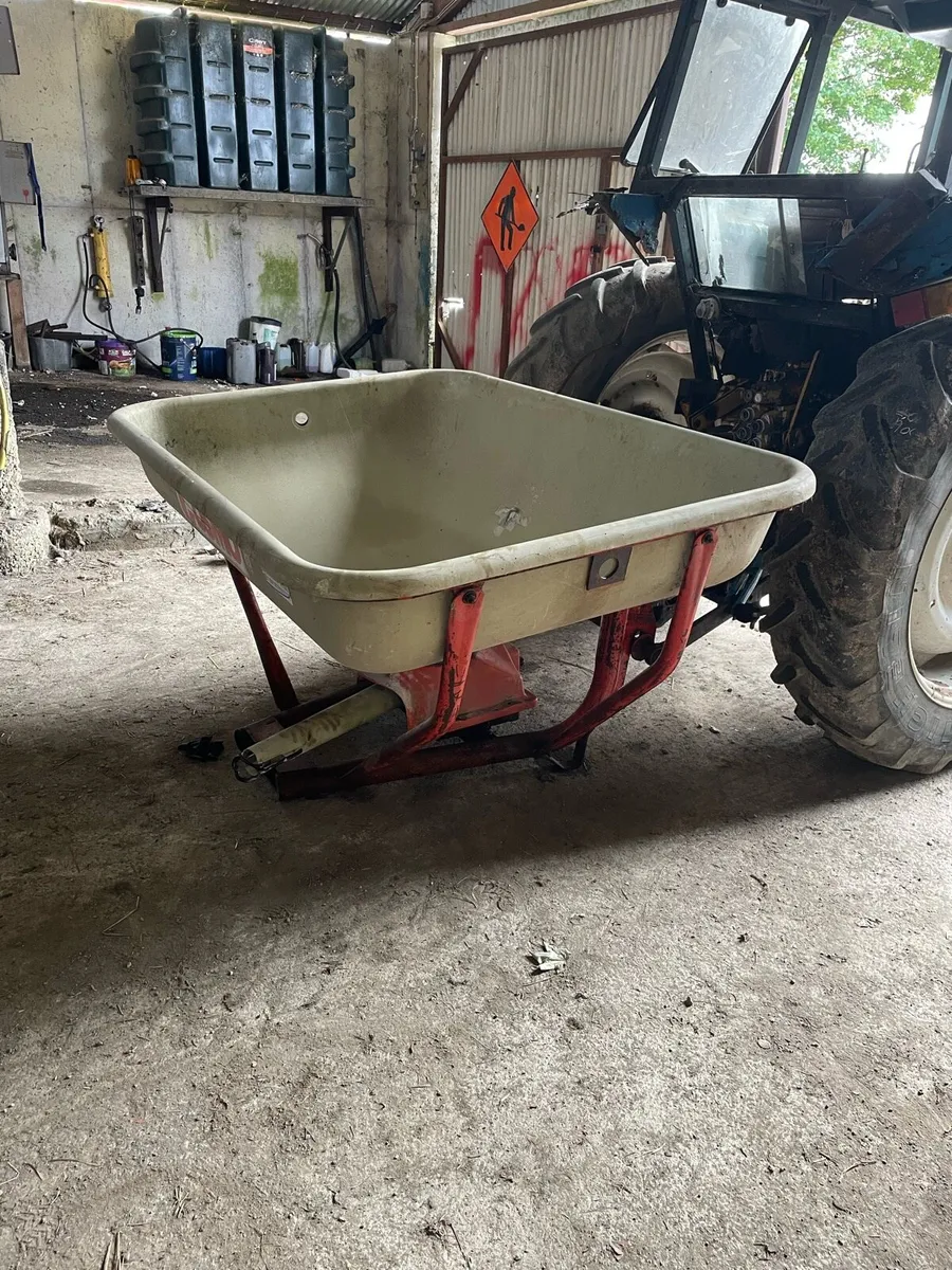 Cosmo fertiliser spreader - Image 2