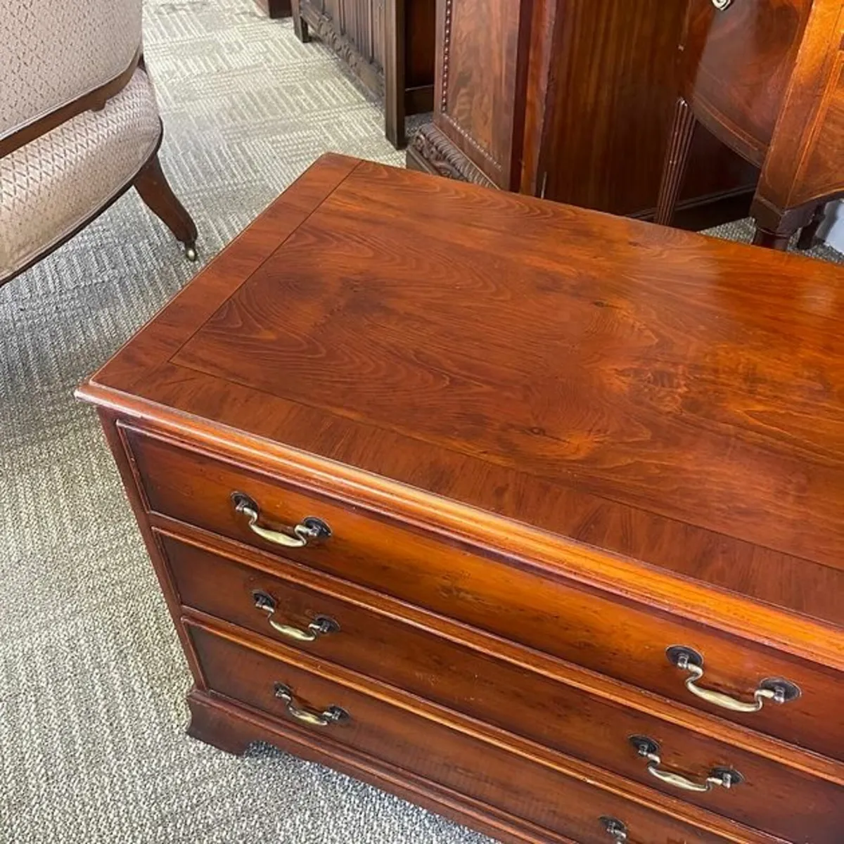 Beautiful mahogany flamed three drawer chest of dr - Image 2