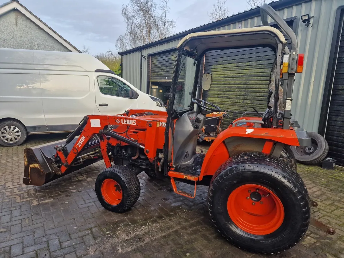 Kubota STV36 COMPACT TRACTOR with loader - Image 4