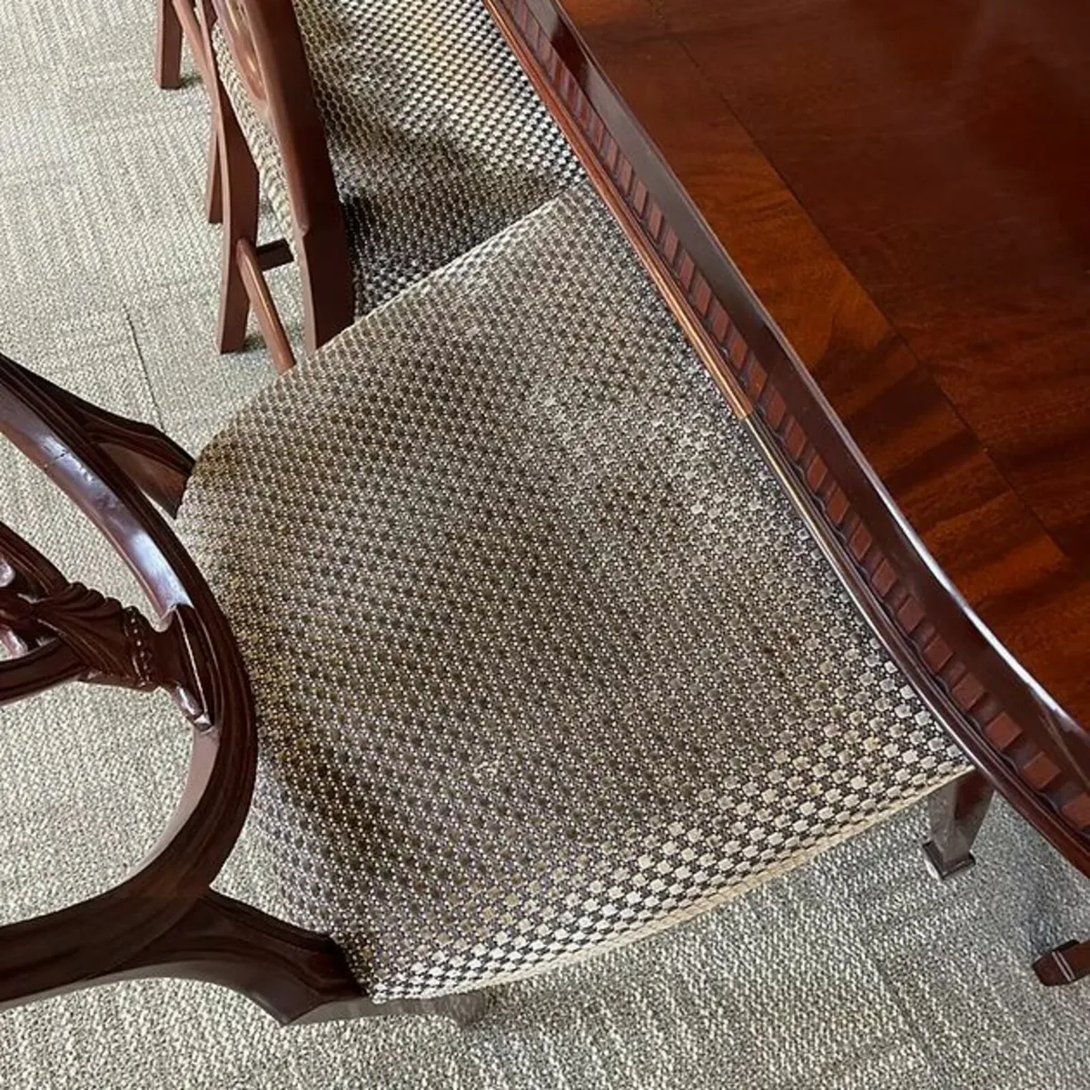 Fabulous mahogany extendable dining table & 14 hig - Image 2