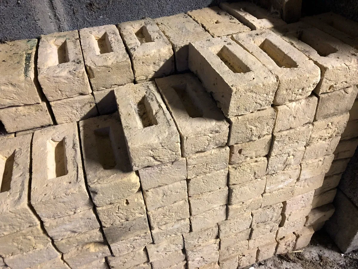 300 bricks - Image 4