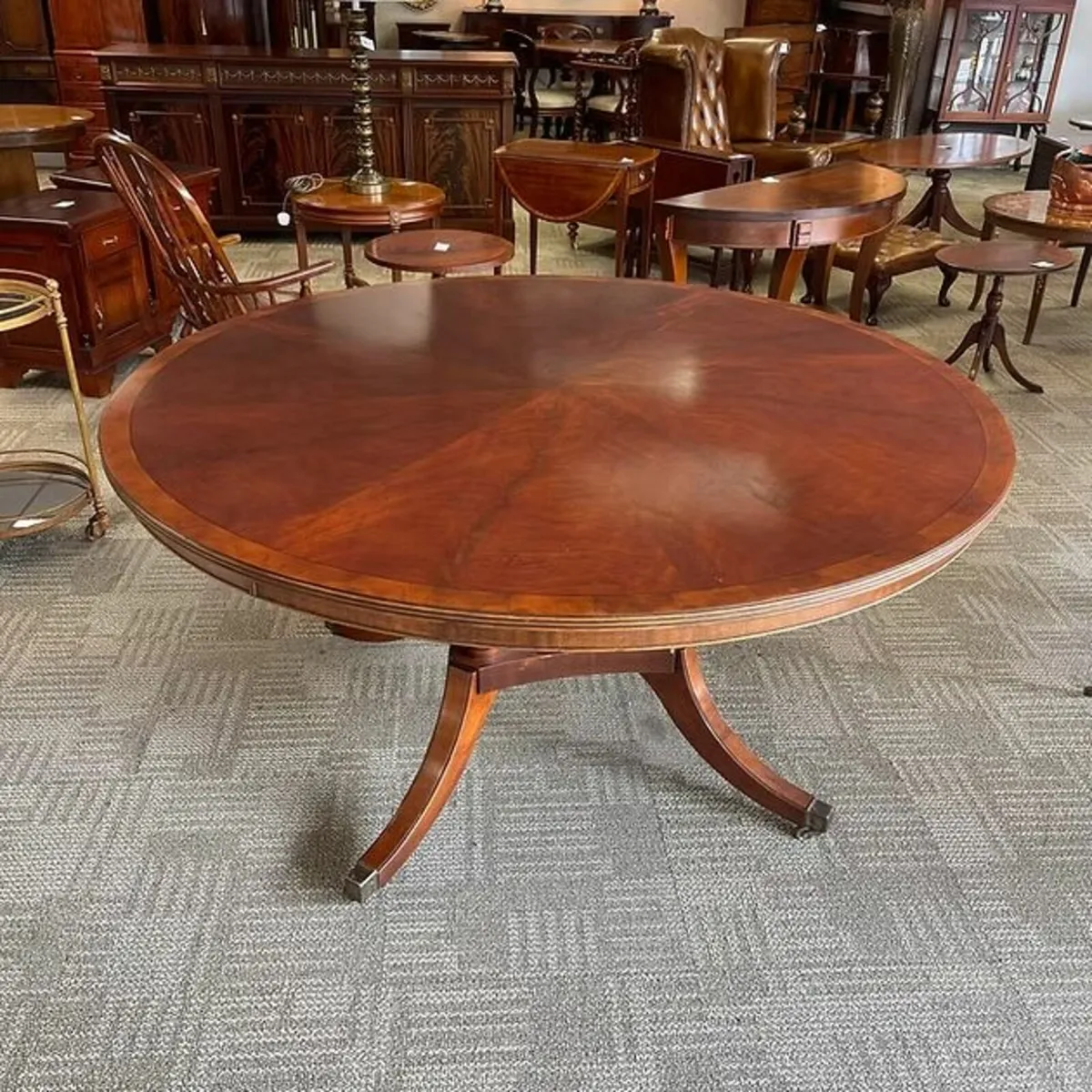 Beautiful mahogany circular dining table - Image 1