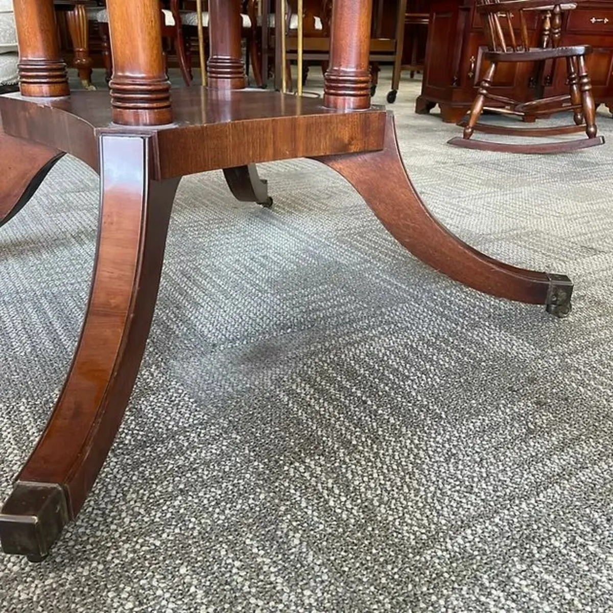 Beautiful mahogany circular dining table - Image 4