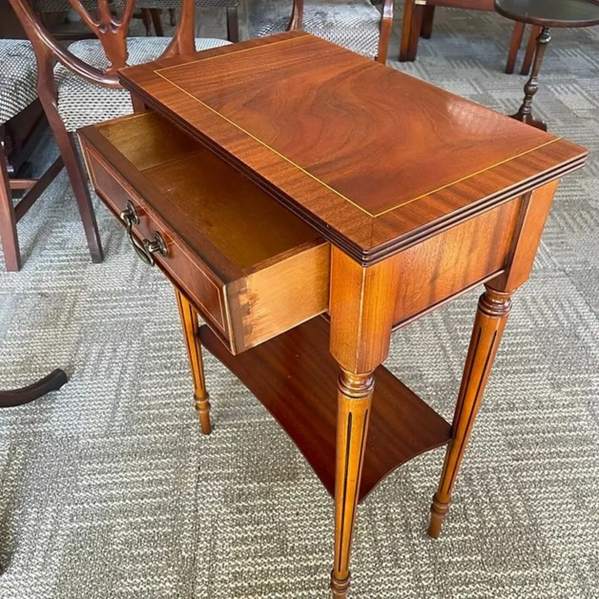 Beautiful mahogany flamed side console table - Image 4