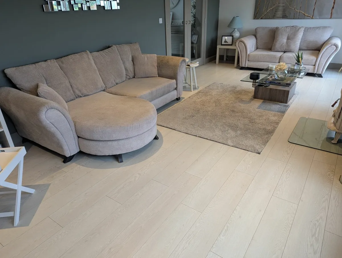 Matching 2 seater and 3 seater couches - Image 1