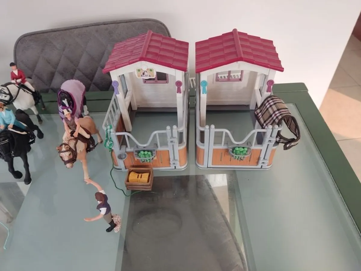 Schleich stable and horses - Image 1