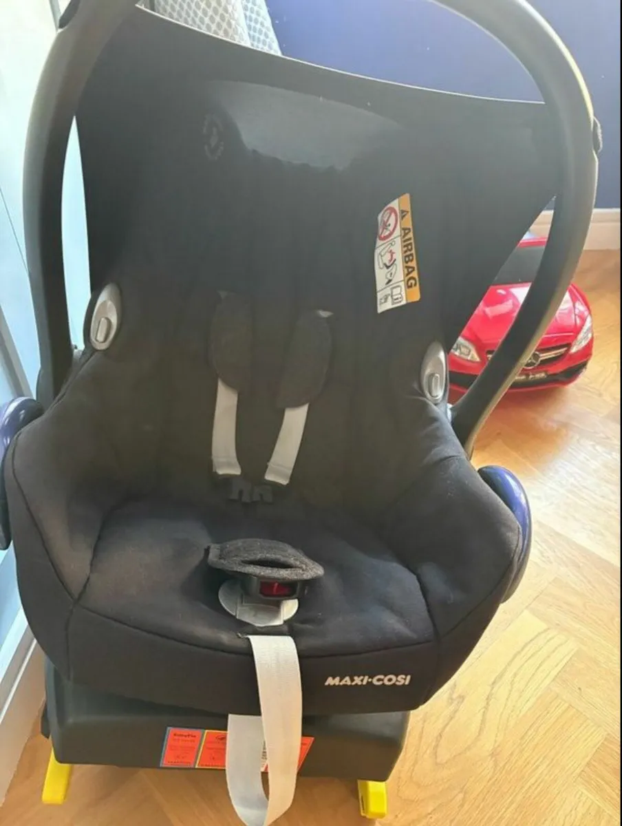 Maxicosi Cabriofix i-Size Car Seat & Isofix Base - Image 1