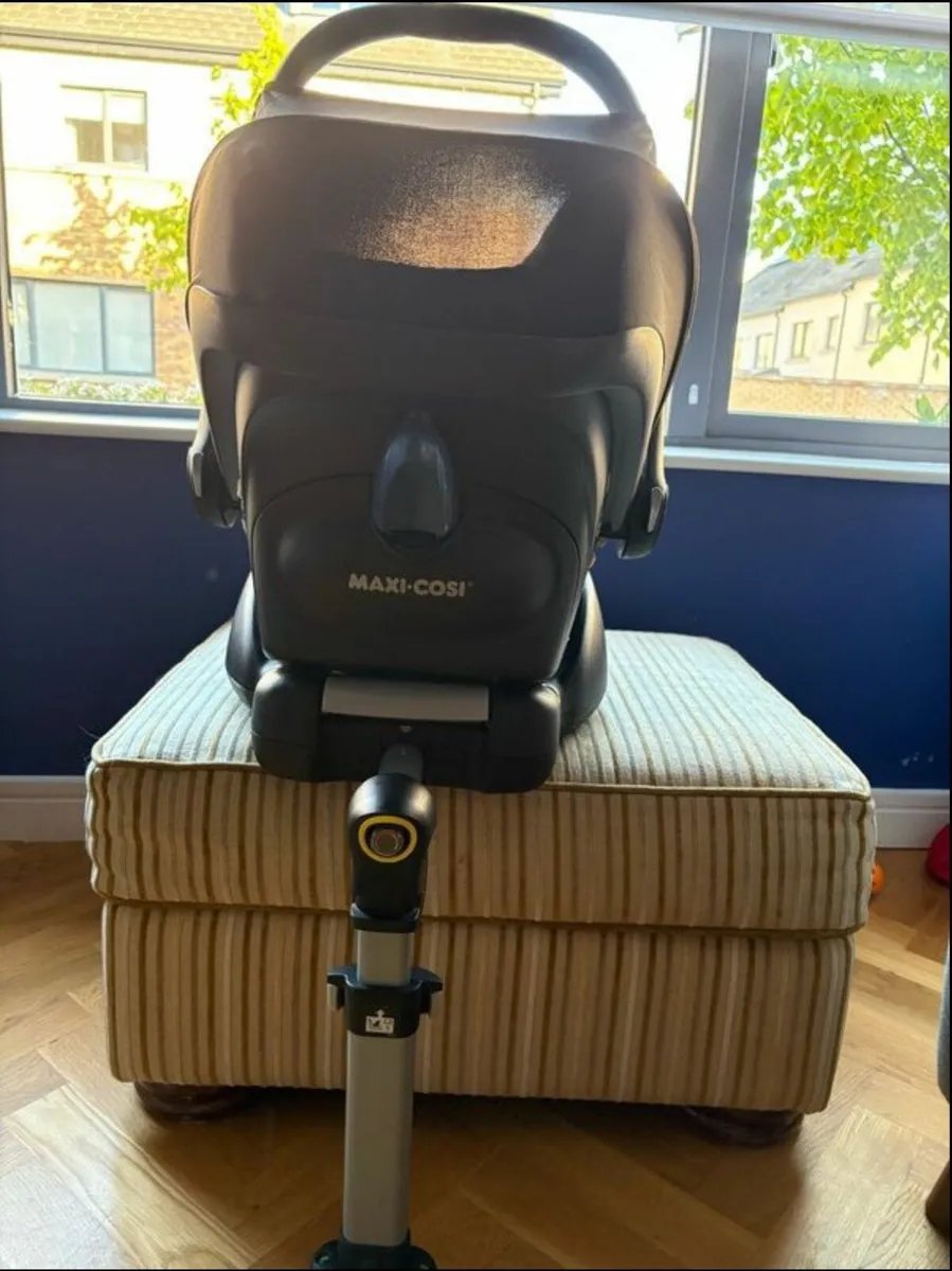 Maxicosi Cabriofix i-Size Car Seat & Isofix Base - Image 2