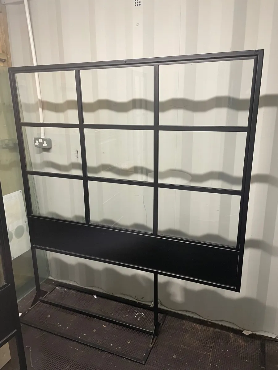 Steel and glass screens - Image 1
