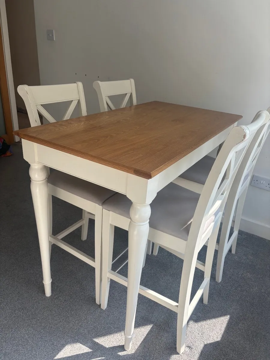 HAMPSTEAD Bar Table and Bar Stools x4 - Image 2