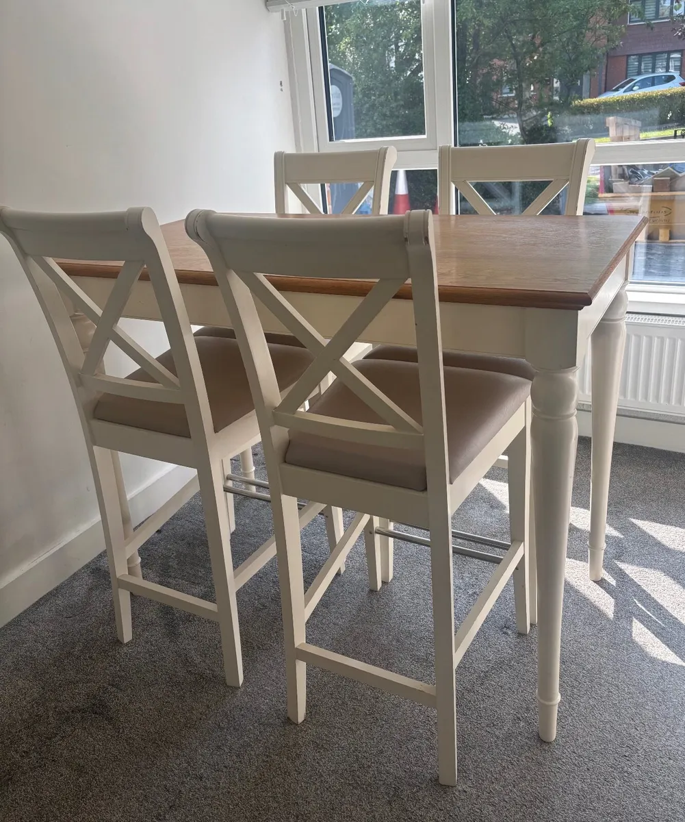 HAMPSTEAD Bar Table and Bar Stools x4 - Image 1