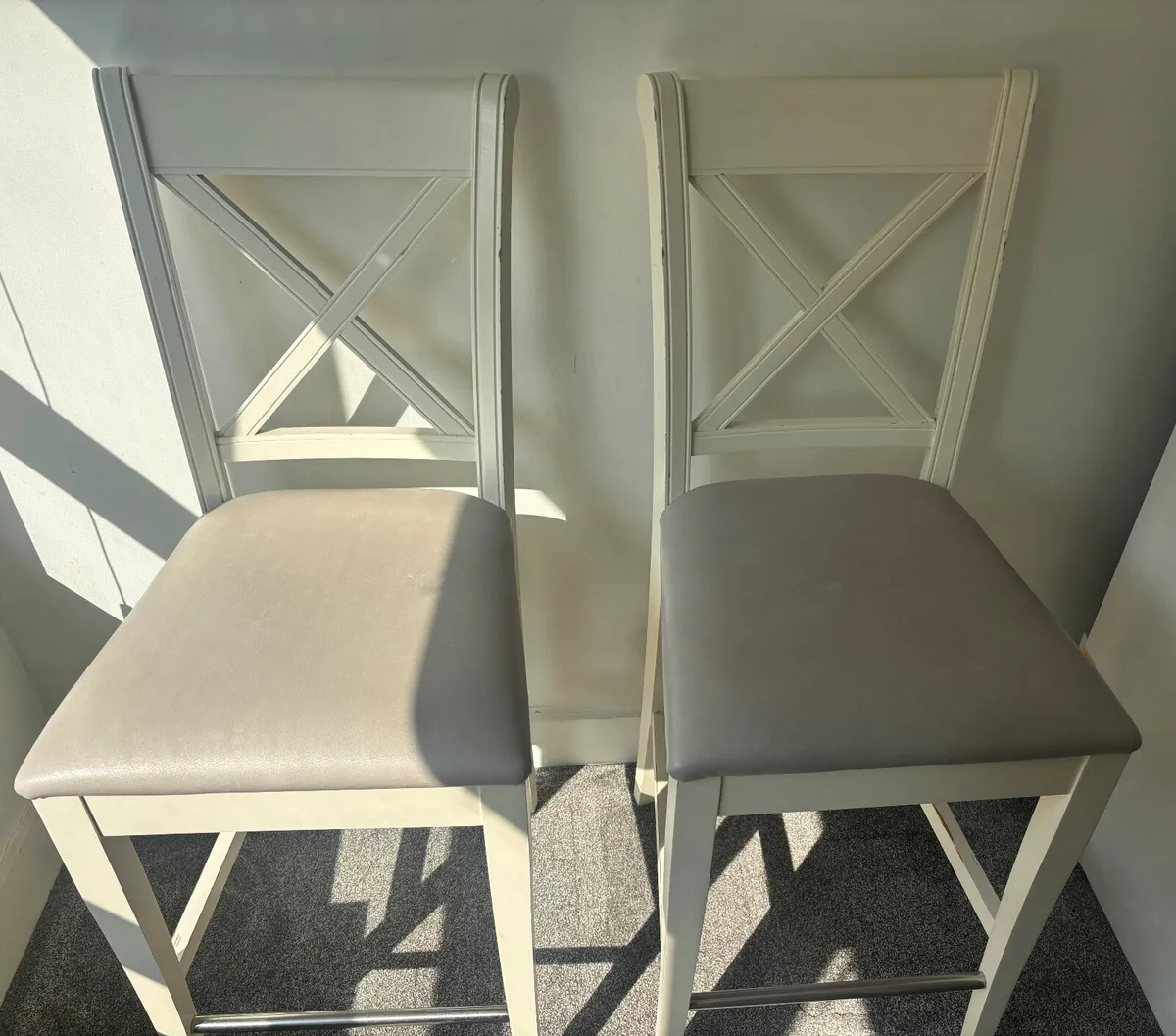 HAMPSTEAD Bar Table and Bar Stools x4 - Image 3