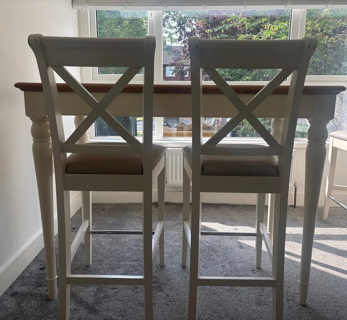 HAMPSTEAD Bar Table and Bar Stools x4 - Image 4