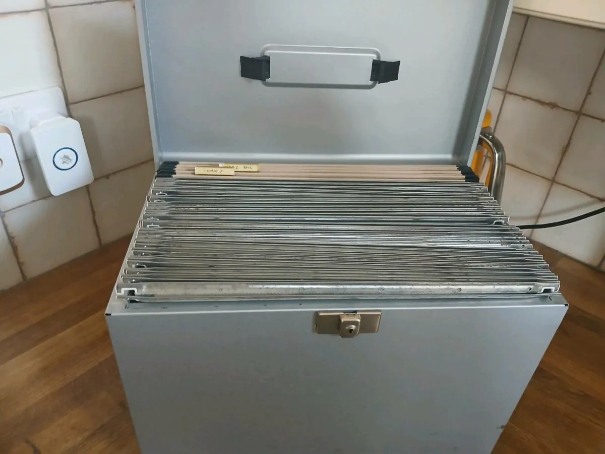 Handheld filing cabinet - Image 1