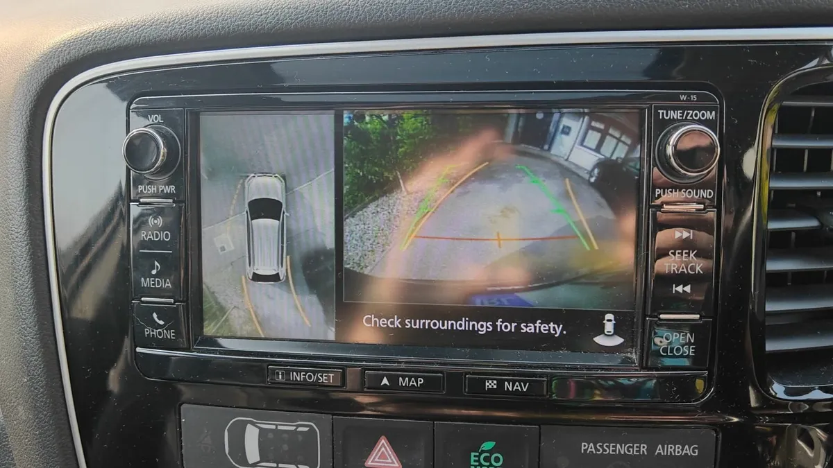 Mitsubishi Outlander GX4HS PHEV 2015 (2016 Model) - Image 3