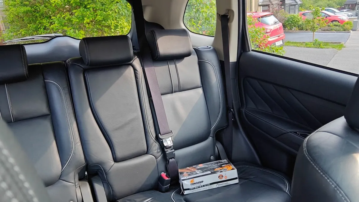 Mitsubishi Outlander GX4HS PHEV 2015 (2016 Model) - Image 4