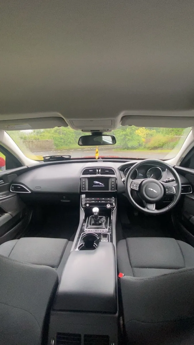 Jaguar XE 2017 - Image 4
