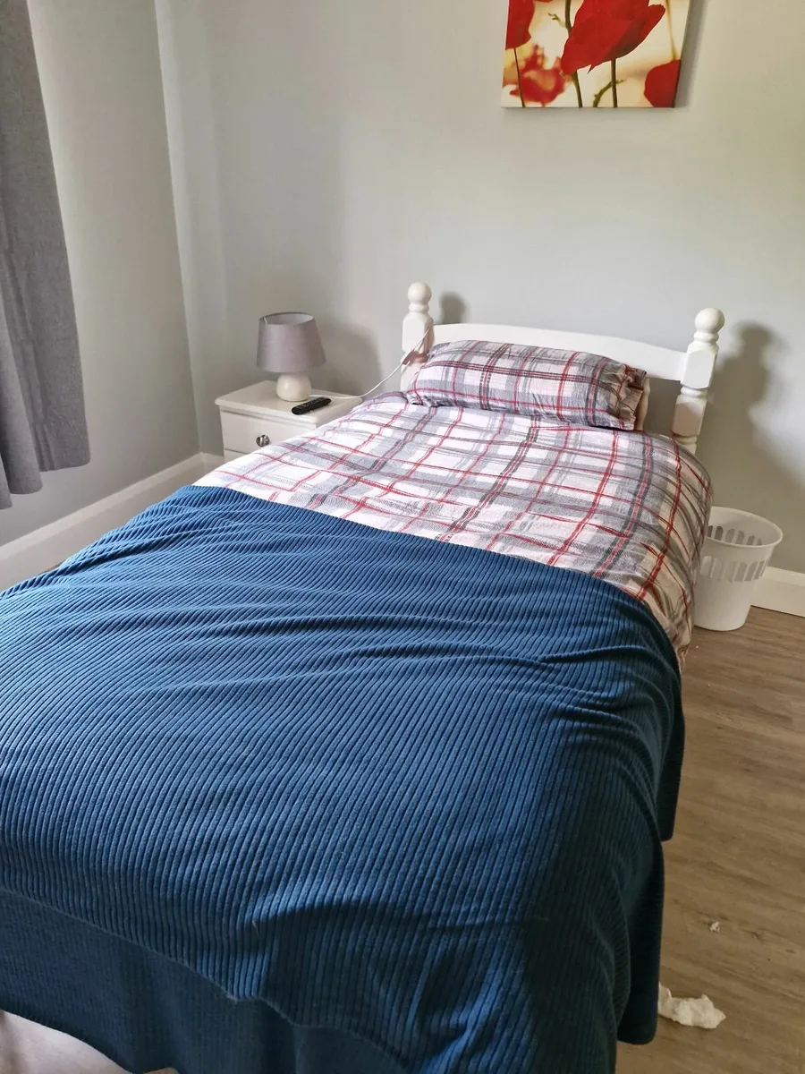 Single bed - Image 1