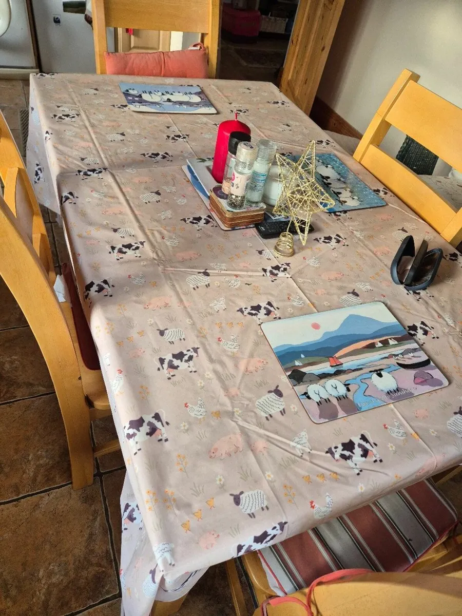 Table and chairs - Image 2