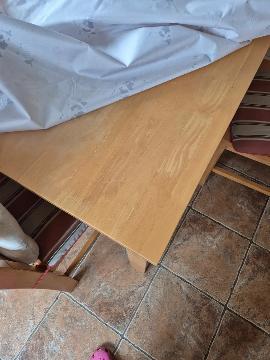 Table and chairs - Image 3