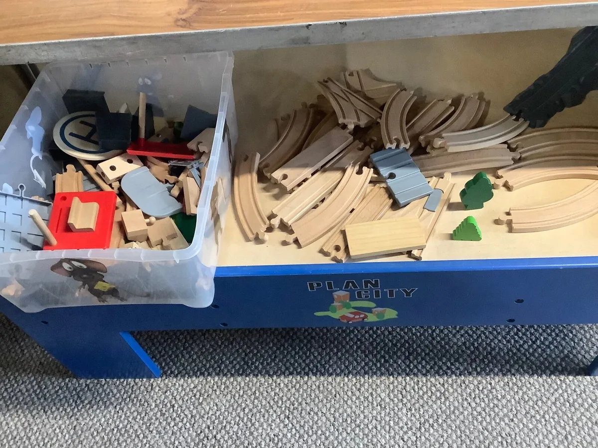 Kids table with some train track pieces - Image 1