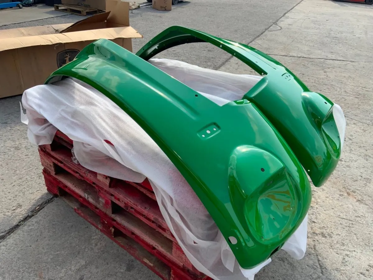 UNUSED JOHN DEERE 20/30 SERIES  MUDGUARDS. - Image 3