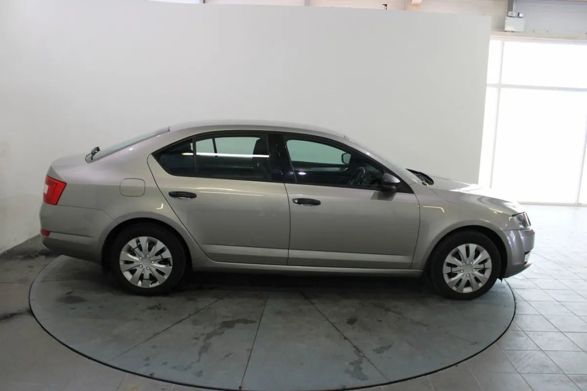 Skoda Octavia 1.6 TDI CR 105BHP Active - Image 3