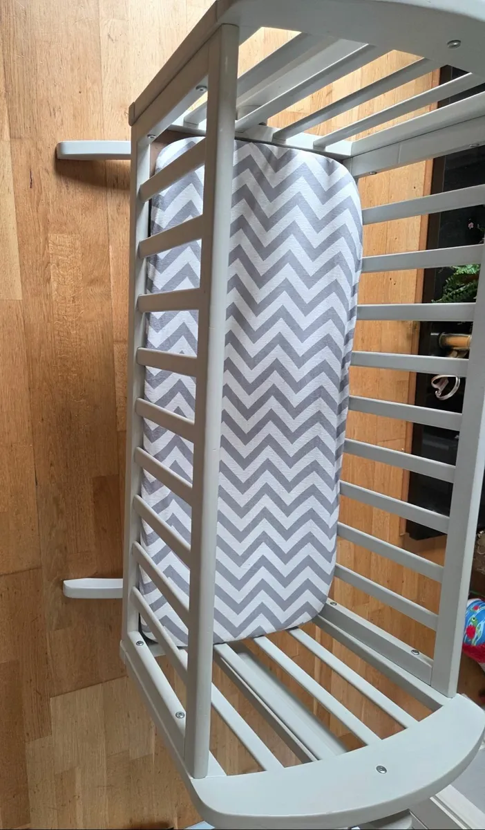 Mama and Papas Small Cot - Image 2