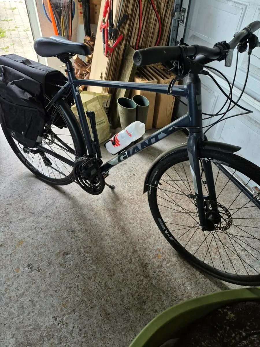 Giant Escape city 3 disk mens bike - Image 1