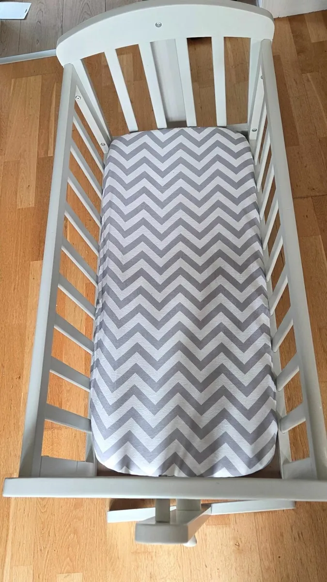 Mama and Papas Small Cot - Image 4