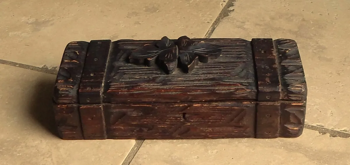 Vintage Carved Tramp Art Trinket Box - Image 3
