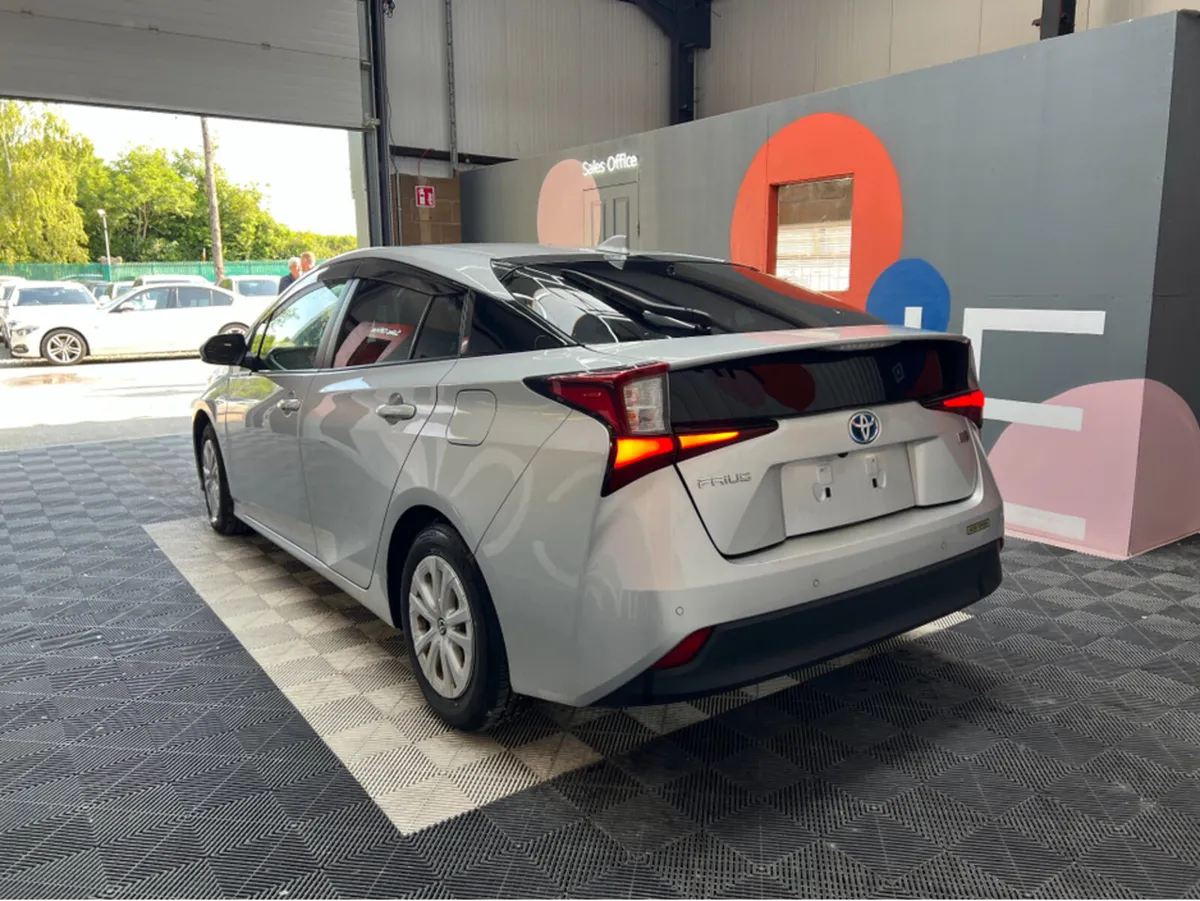 Toyota Prius 1.8 HYBRID /  89k KMs / REVERSE CAMER - Image 4