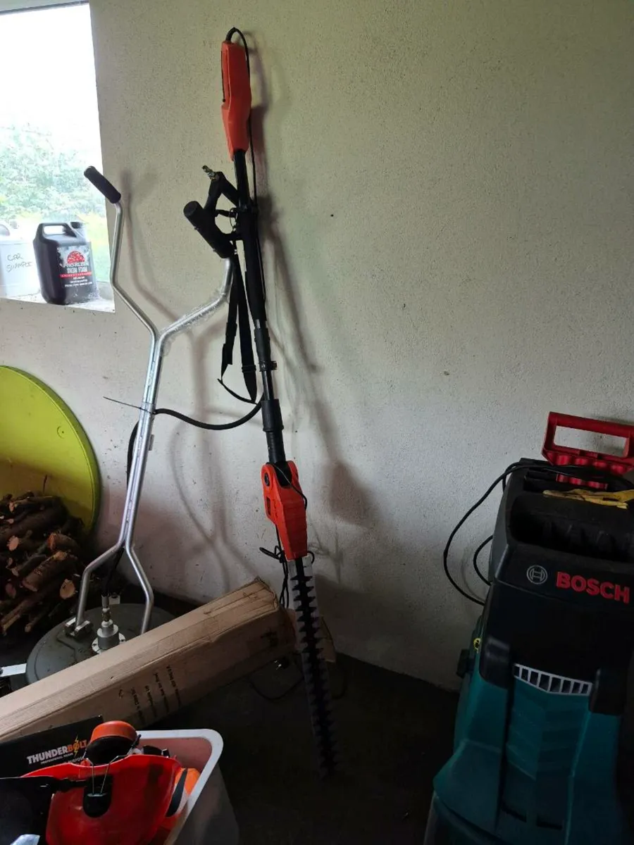 Black and decker extendable hedge trimmer - Image 3