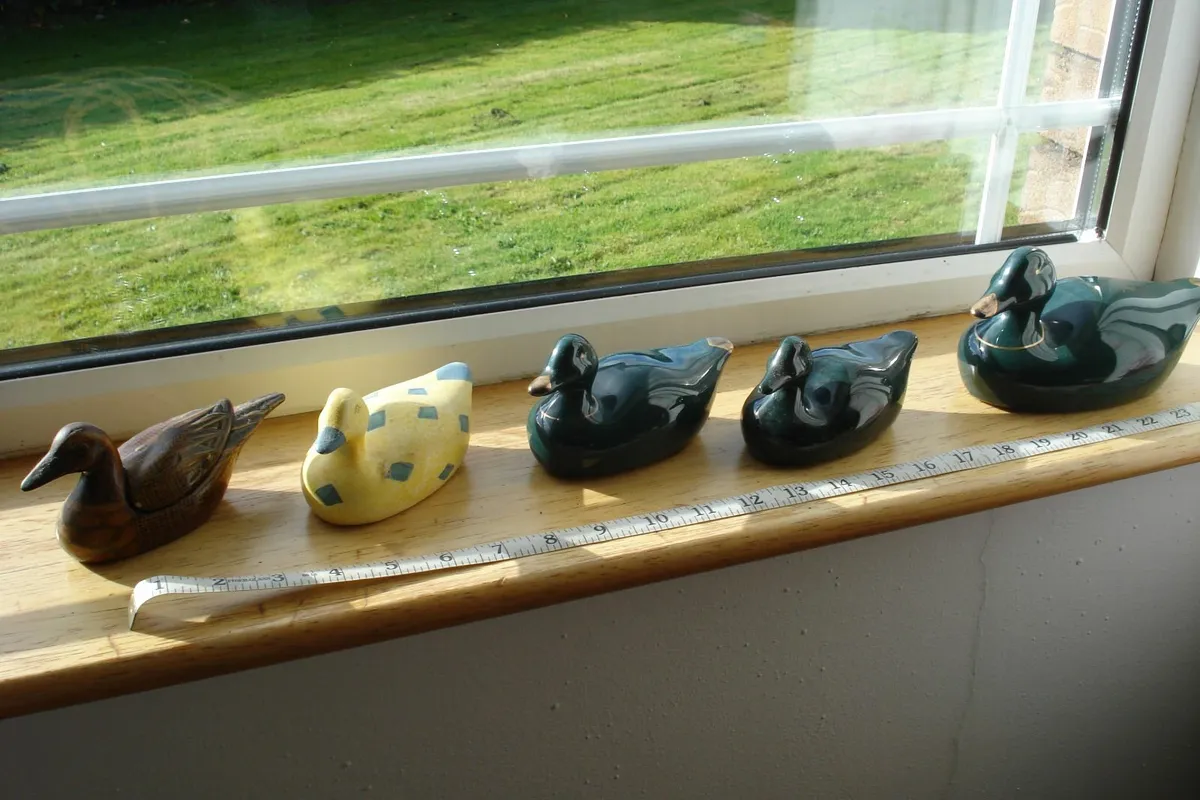 5 CERAMIC COLOURED DUCKS. - Image 1