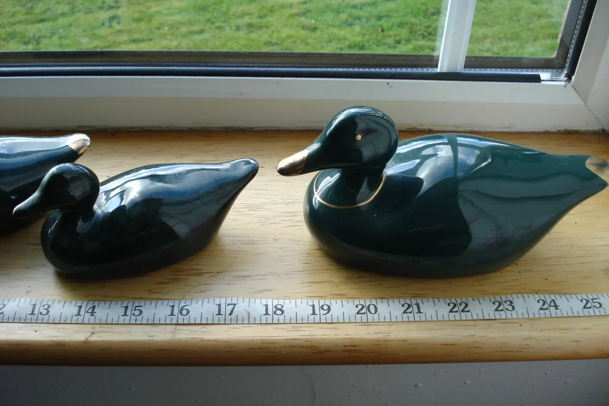 5 CERAMIC COLOURED DUCKS. - Image 2