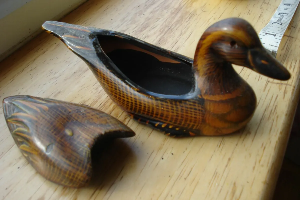 5 CERAMIC COLOURED DUCKS. - Image 3