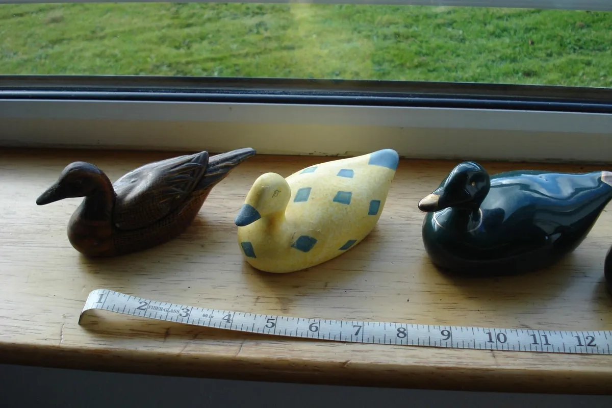 5 CERAMIC COLOURED DUCKS. - Image 4