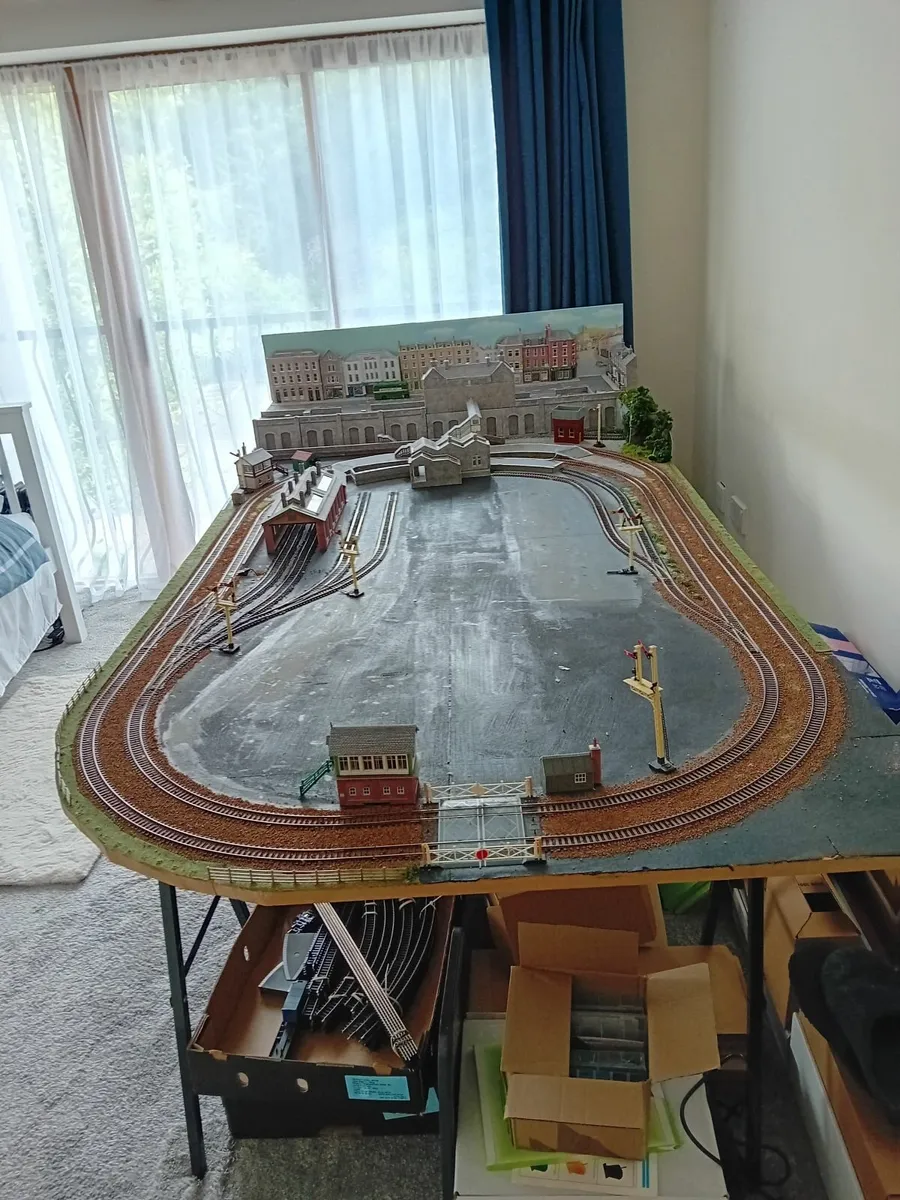 Working OO Gauge Model Railway Layout 8' x 4' - Image 1