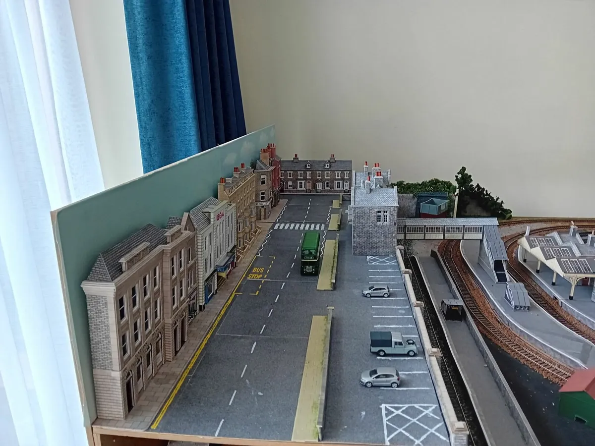 Working OO Gauge Model Railway Layout 8' x 4' - Image 3