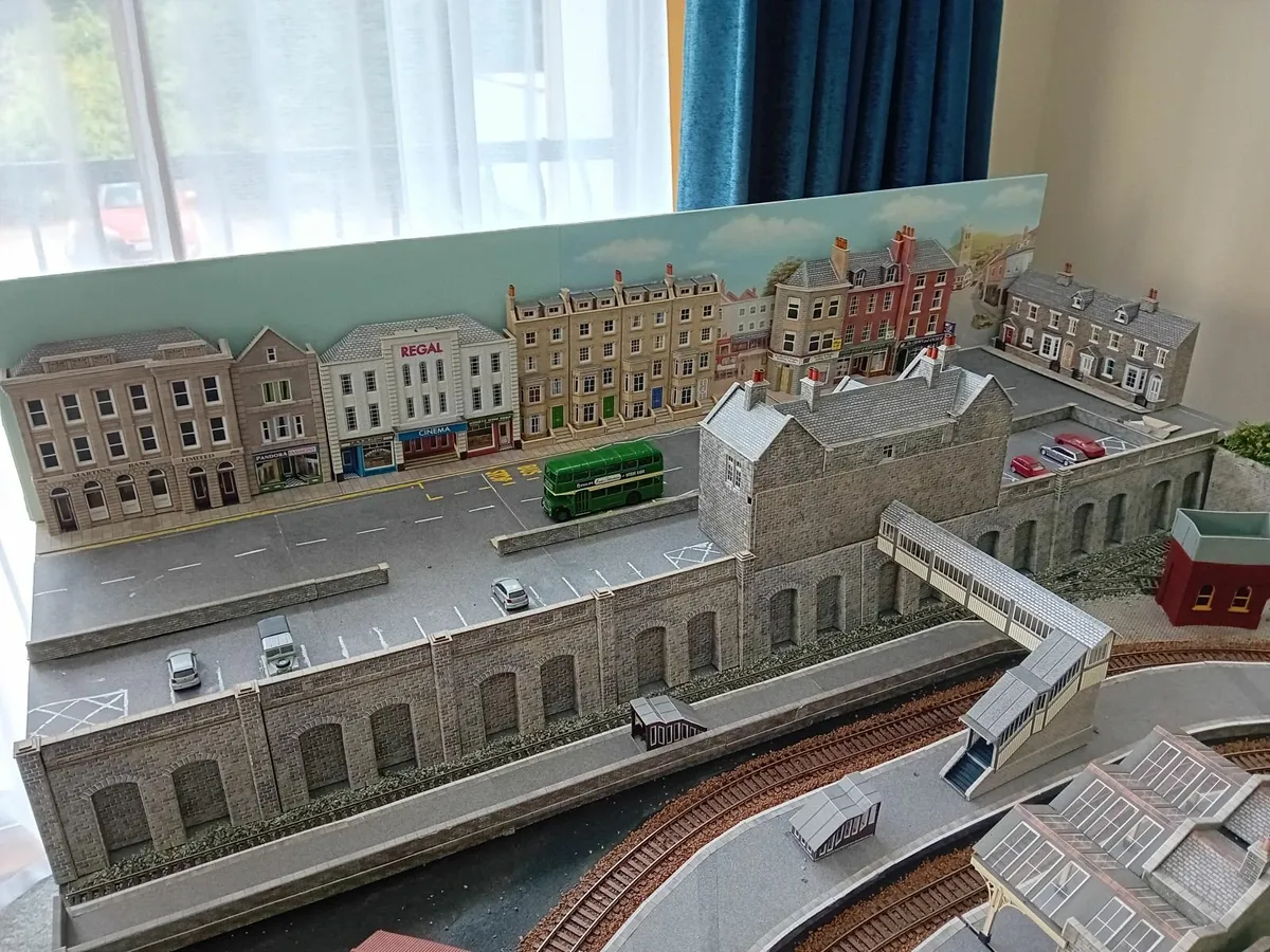 Working OO Gauge Model Railway Layout 8' x 4' - Image 4