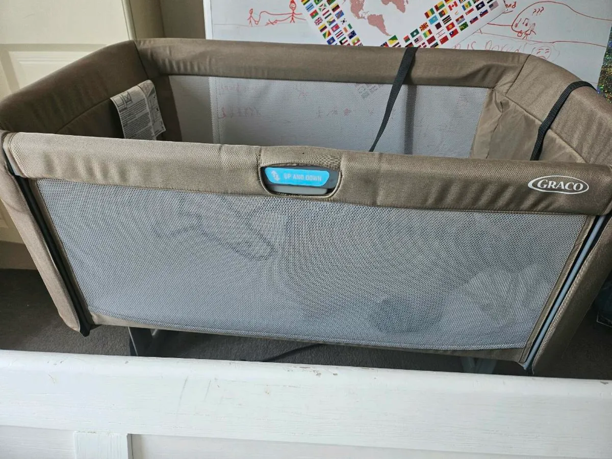 Next to me crib (Graco) - Image 1