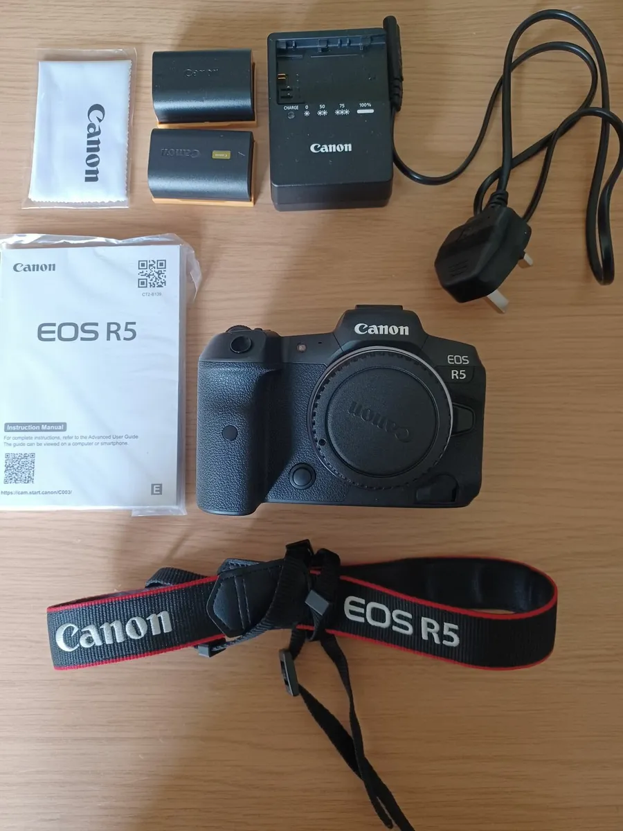 Canon R5 & RF 85mm F2 Macro & EF-EOS R adapter - Image 2