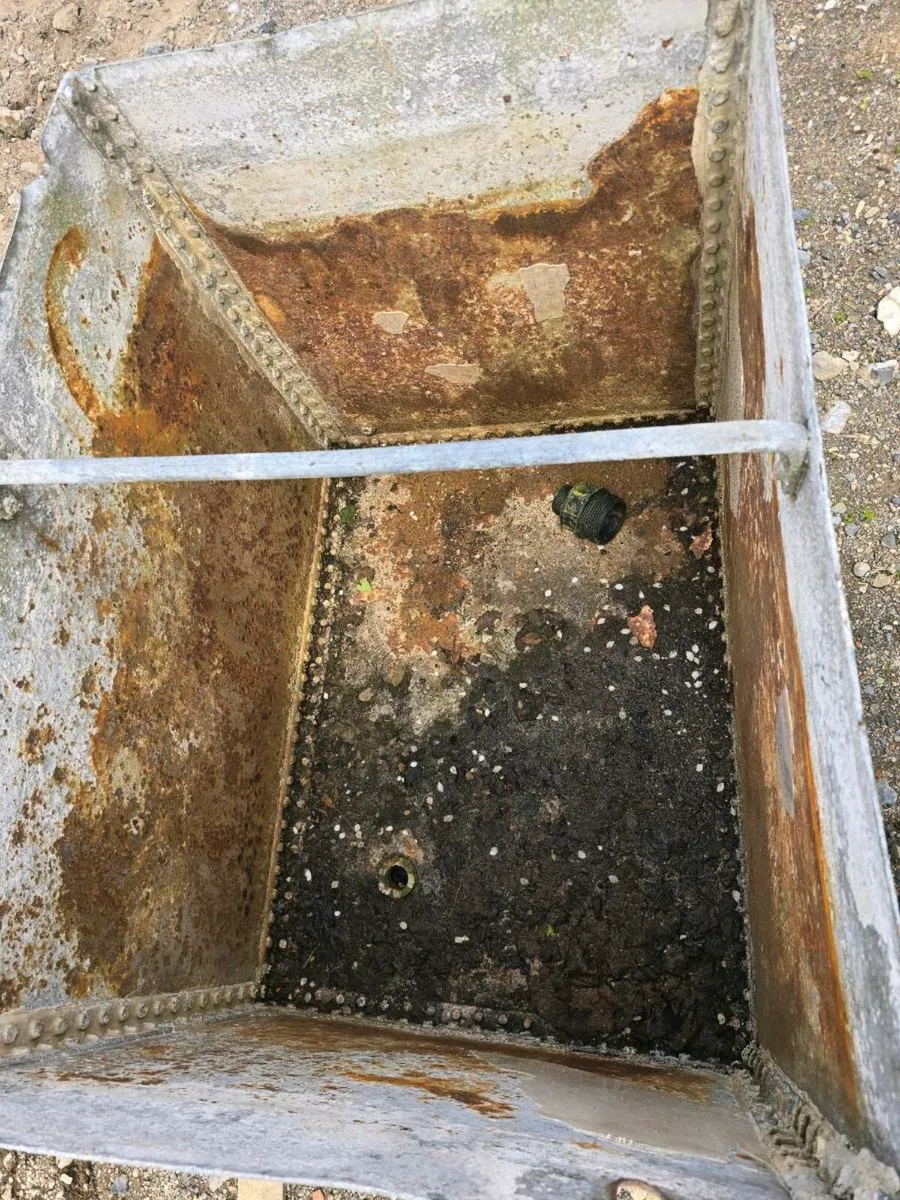 Galvanised metal tanks with rivets - Image 2