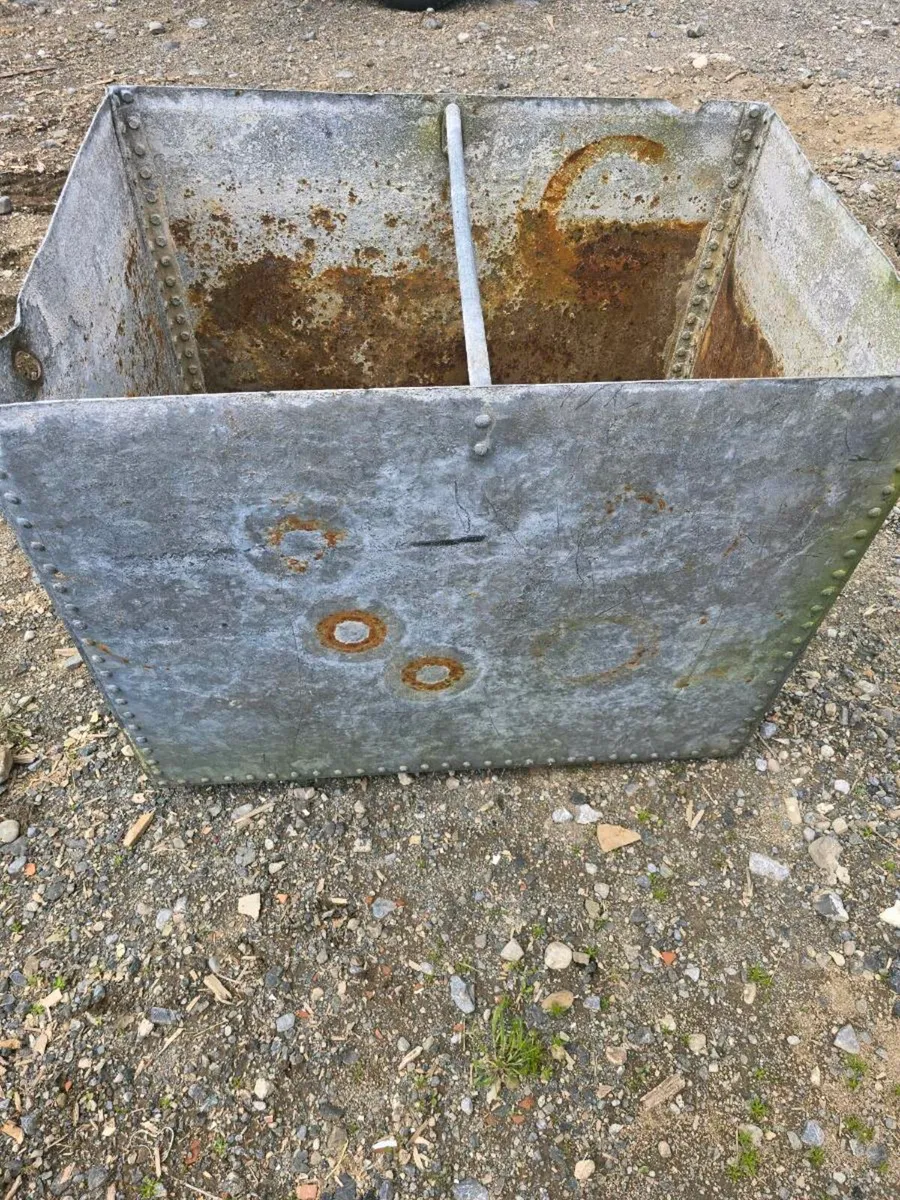 Galvanised metal tanks with rivets - Image 3
