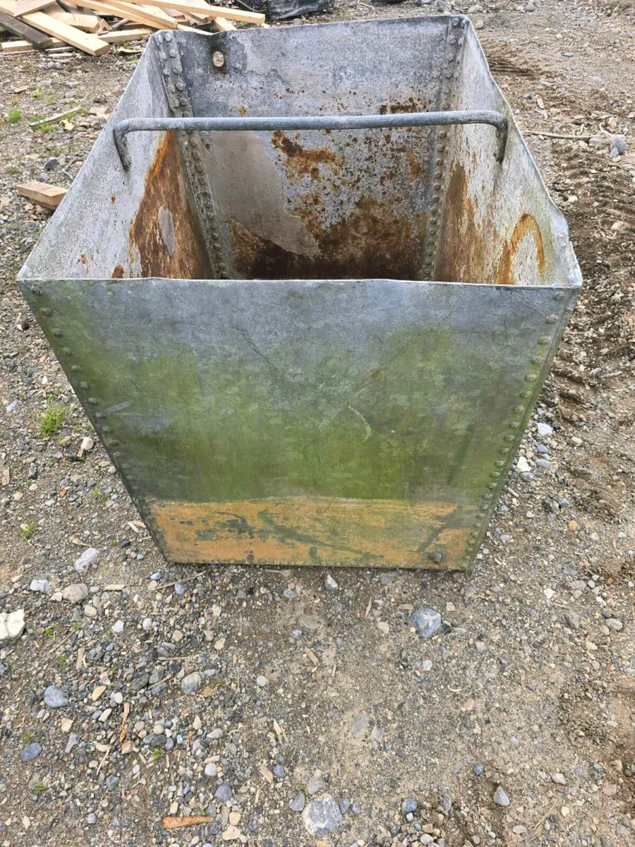 Galvanised metal tanks with rivets - Image 4
