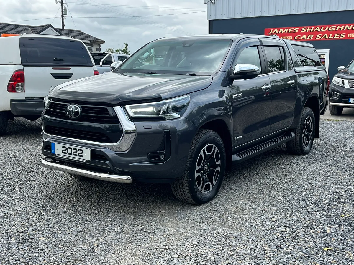 2022 TOYOTA HILUX INVINCIBLE 2.8 MANUAL - Image 3